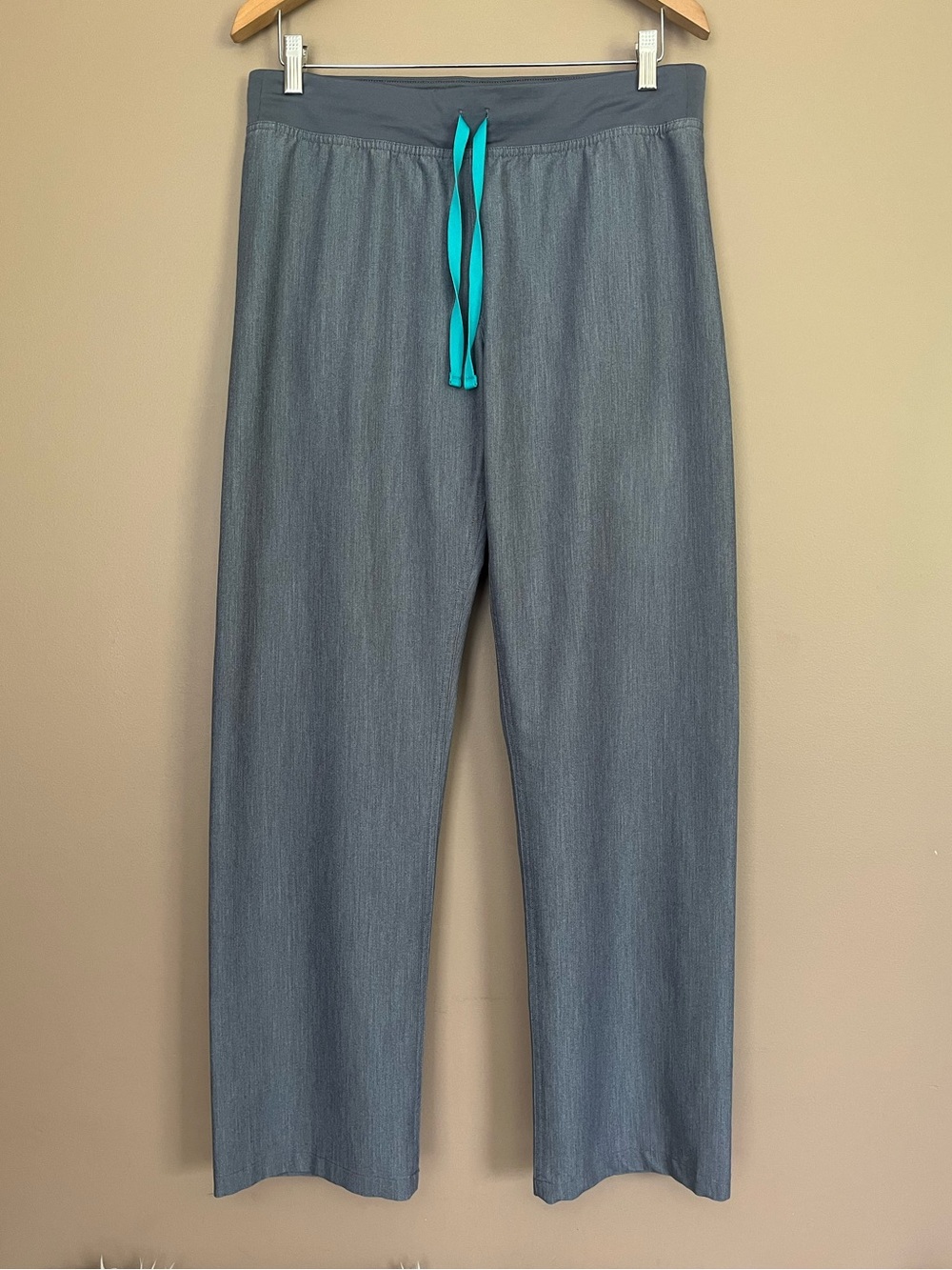 {Figs} Livingston Straight Leg Scrub Pants in Grey - Womens Medium